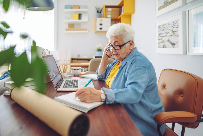 une dame à la retraite appelle sur son smartphone