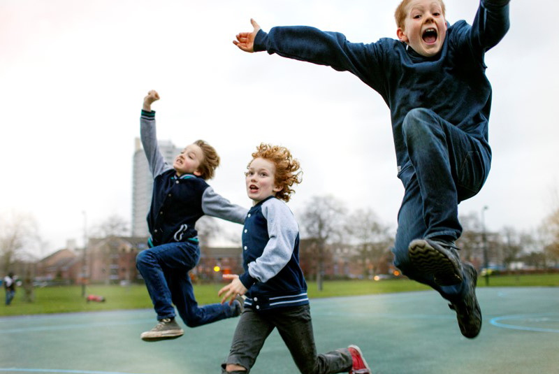 3 enfants jouant dehors