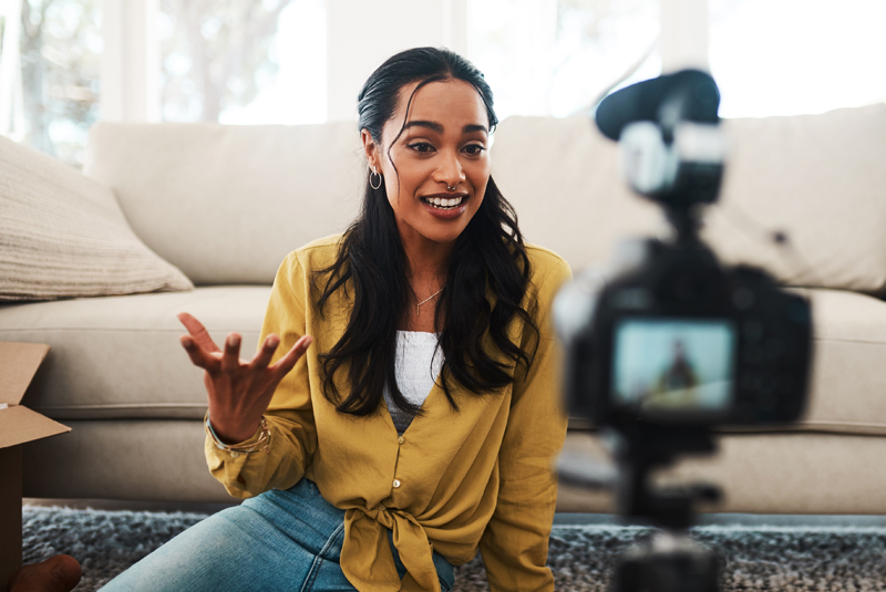 une jeune femme regarde une caméra de cinéma