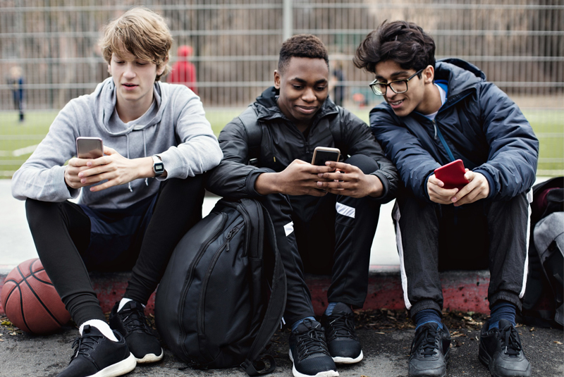 3 jeunes sur un smartphone