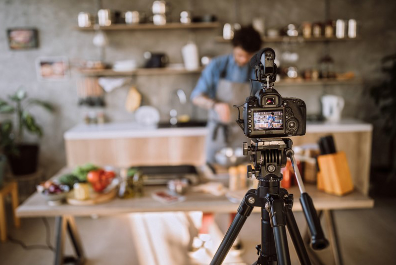 3 personnes devant un etente dans les bois