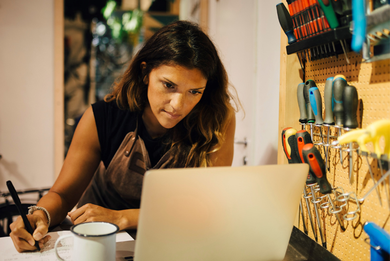 3 enfants jouant dehors