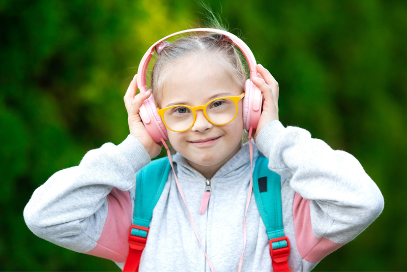 une jeune fille met un casque rose
