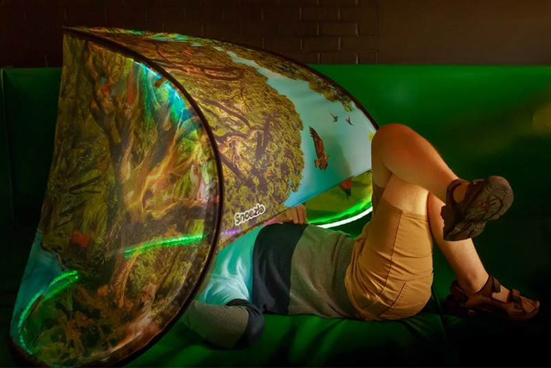 enfant dormant dans une tente apaisante