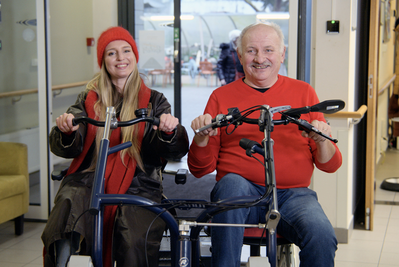 3 jeunes sur un smartphone