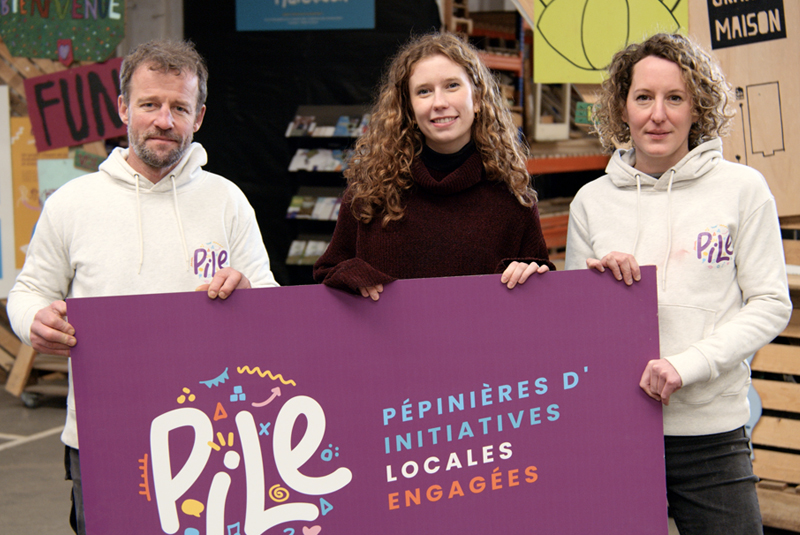 3 personnes tenant une banderole de La Pile
